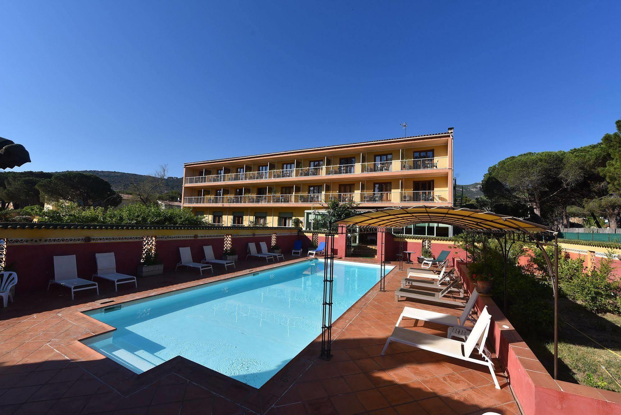 Hotel Cyrnea กาลวี ภายนอก รูปภาพ