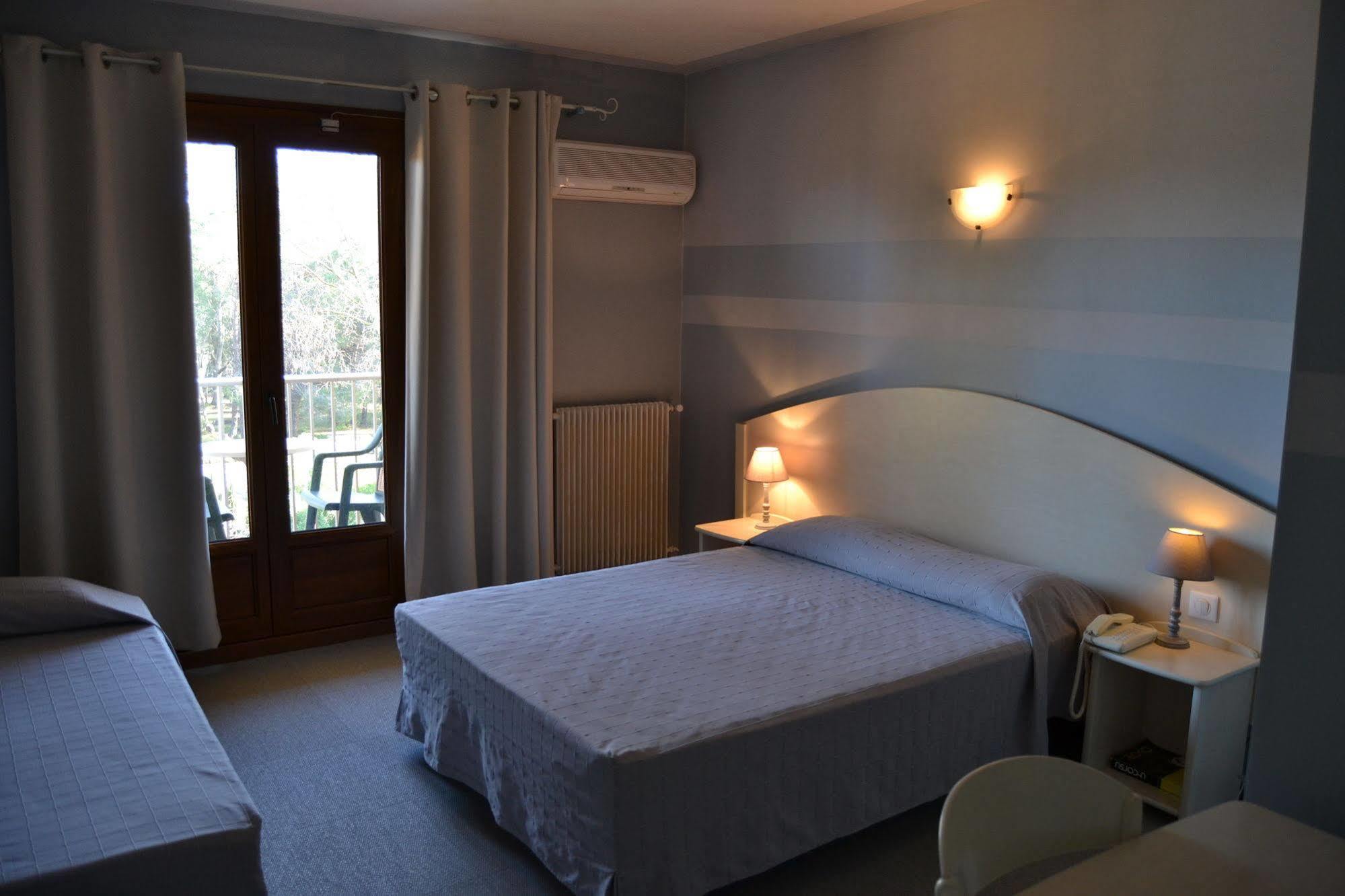 Hotel Cyrnea กาลวี ภายนอก รูปภาพ