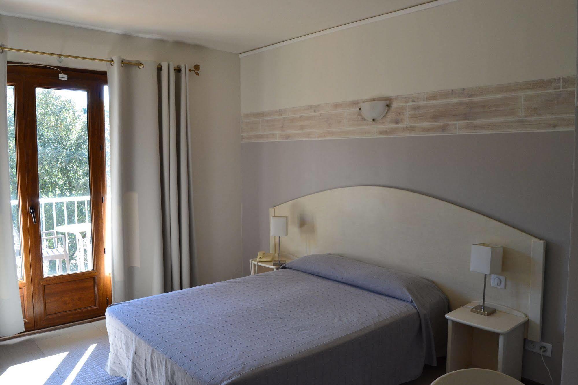 Hotel Cyrnea กาลวี ภายนอก รูปภาพ
