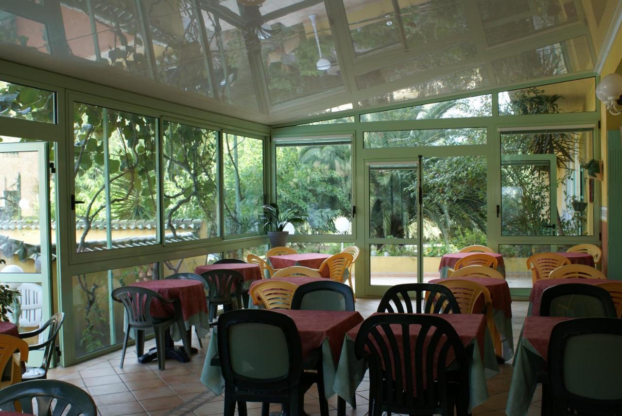 Hotel Cyrnea กาลวี ภายนอก รูปภาพ