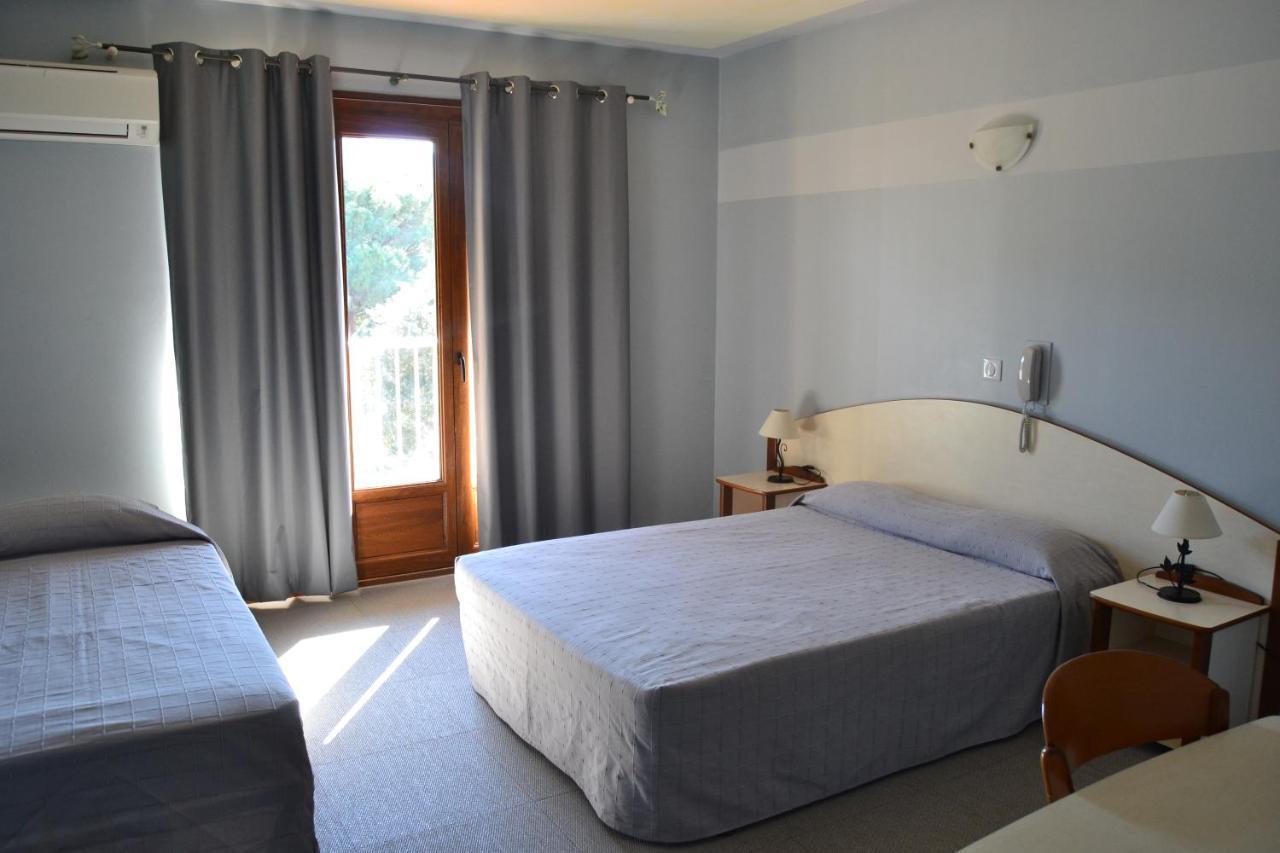 Hotel Cyrnea กาลวี ภายนอก รูปภาพ