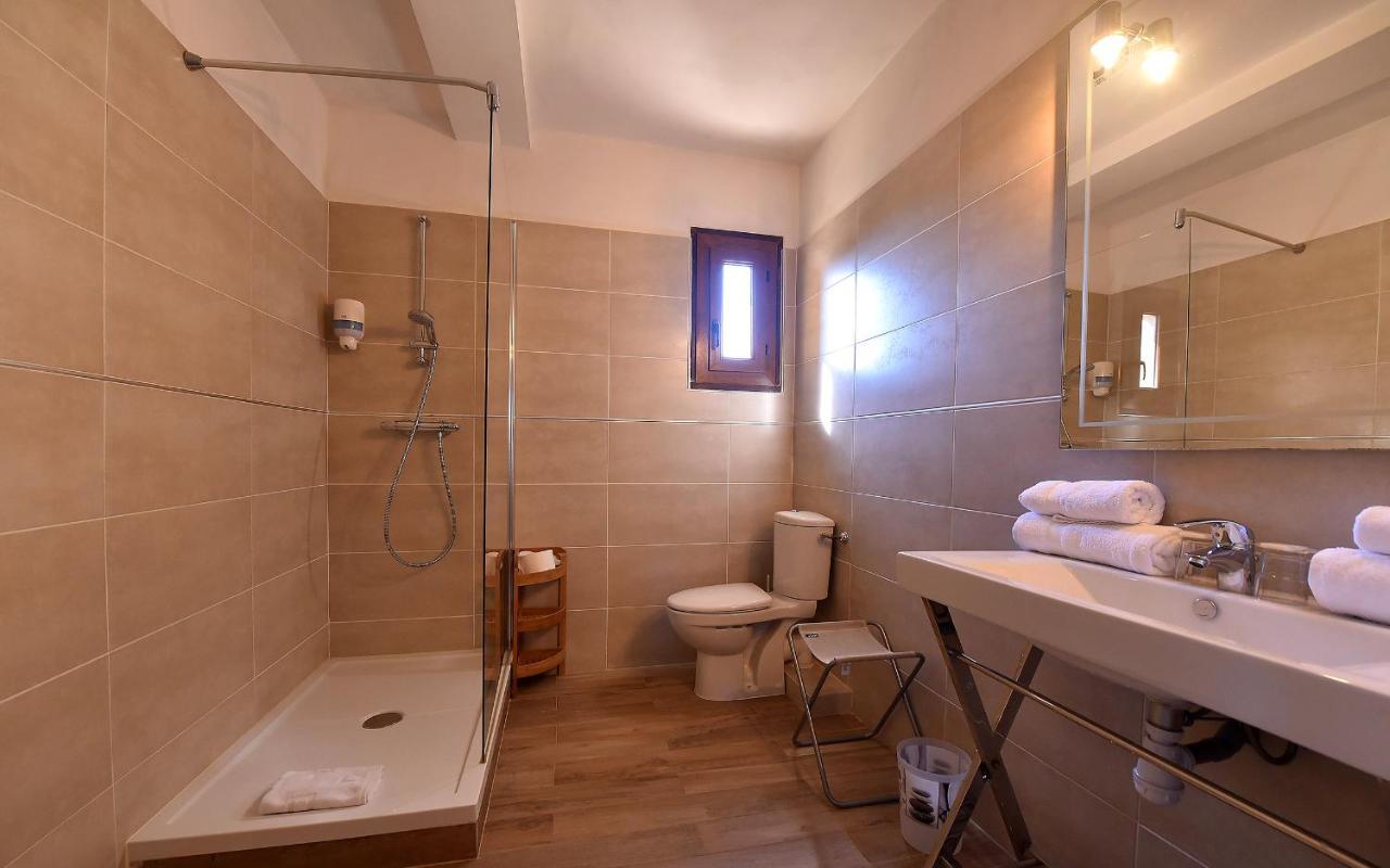 Hotel Cyrnea กาลวี ภายนอก รูปภาพ